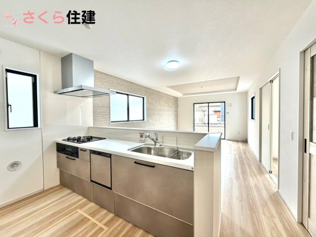 リガーレさくら市氏家11期　1号棟のキッチン|お子様と並んで料理をしても余裕のゆとりのキッチン。お子様と一緒に料理も叶いますよ♪