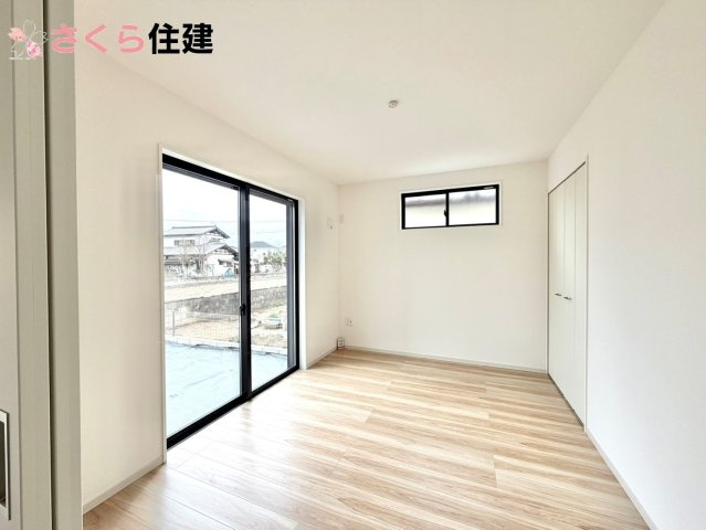 リガーレさくら市氏家11期　1号棟の洋室|リビング横の洋室は、思い切りお子様が遊べるキッズスペースにぴったり！押入はおもちゃをすっきり収納♪