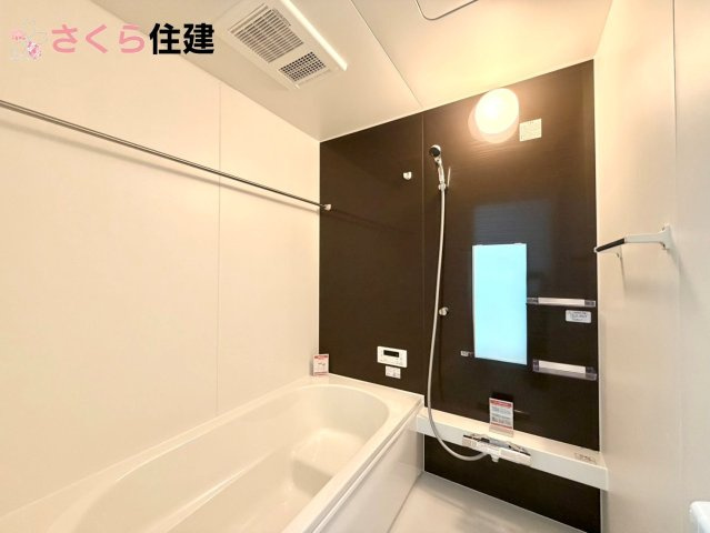 リガーレさくら市氏家11期　1号棟の浴室|梅雨の時期は大活躍の浴室乾燥機！家族の数だけ増える洗濯物もしっかり乾かせます。
