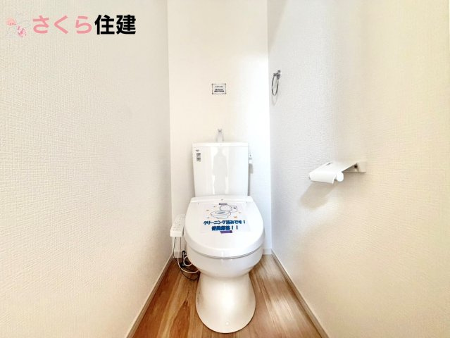リガーレさくら市氏家11期　1号棟のトイレ|トイレは各階完備。夜、トイレに起きても、2階の寝室から1階のトイレに降りる必要はありません。