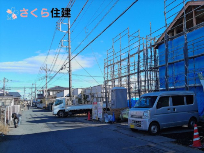 リガーレさくら市氏家11期　1号棟の前面道路含む現地写真|西側前面道路は5.6ｍ。閑静な住宅街の一角になります◎