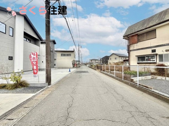 リガーレさくら市氏家11期　1号棟の前面道路含む現地写真|西側前面道路は5.6ｍ。閑静な住宅街の一角になります◎