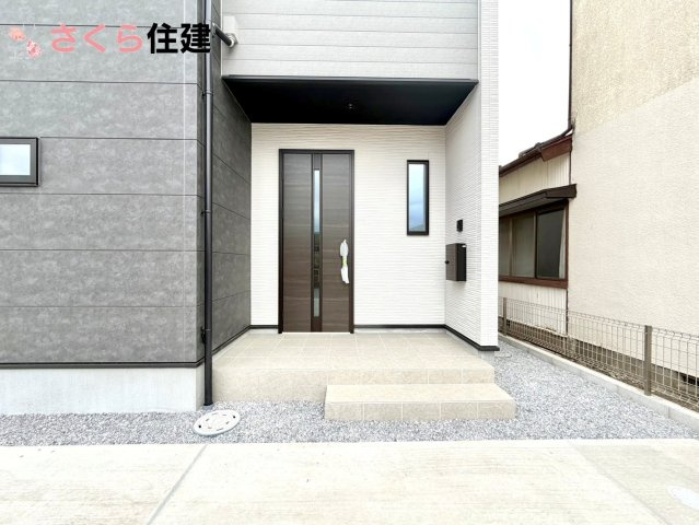 リガーレさくら市氏家11期　1号棟の玄関|玄関扉はスマートキー対応で、両手に荷物があっても楽に簡単開け閉め！もちろんモニター付きインターホン！