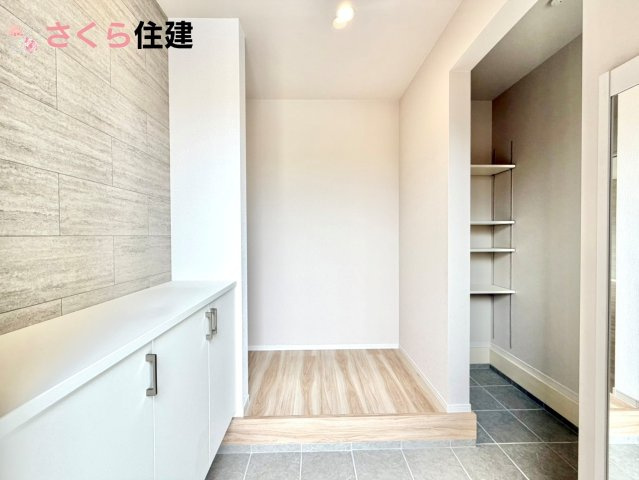 リガーレさくら市氏家11期　1号棟の玄関|玄関横にシューズインクローク付き！部屋には持ち込みたくない道具やアウトドアグッズの収納にぴったり。