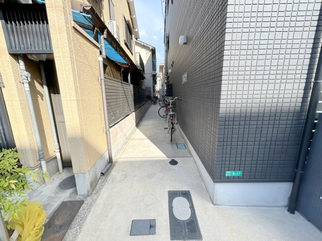 モダンアパートメント平野本町のエントランス