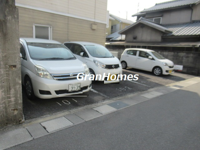 ハイツ神和の駐車場