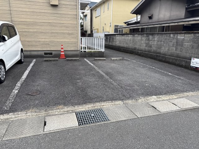 ハイツ神和の駐車場
