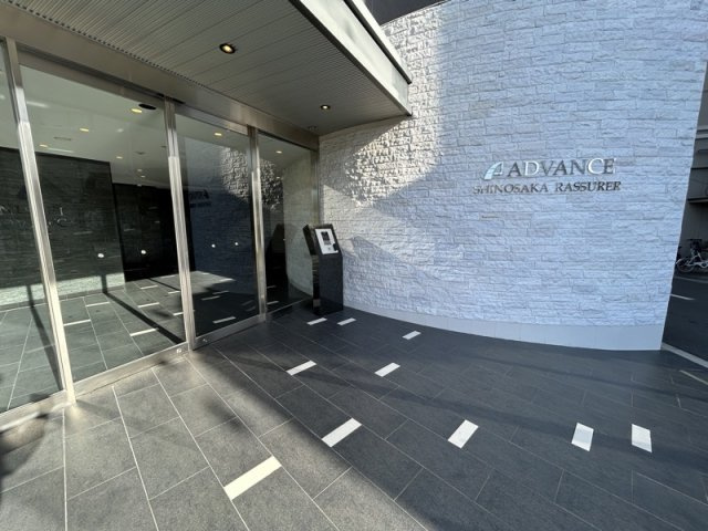 アドバンス新大阪ラシュレのエントランス