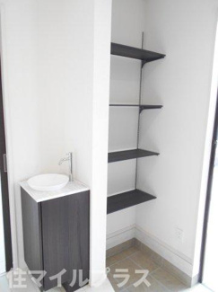 【玄関】 | 郡山市芳賀3丁目新築一戸建て9棟 | 収納もある玄関です