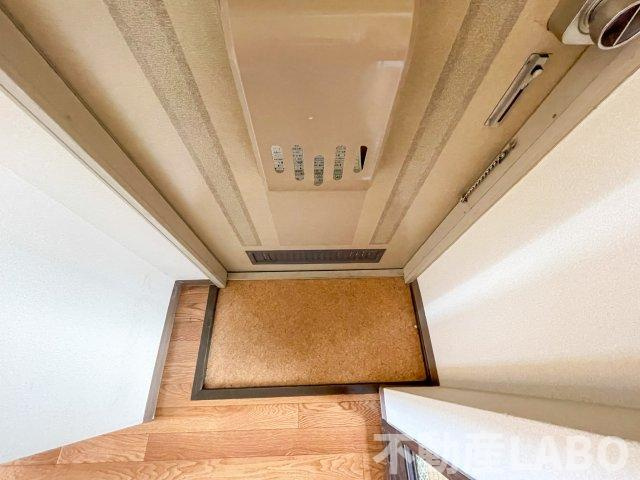 ロータスハイツの玄関