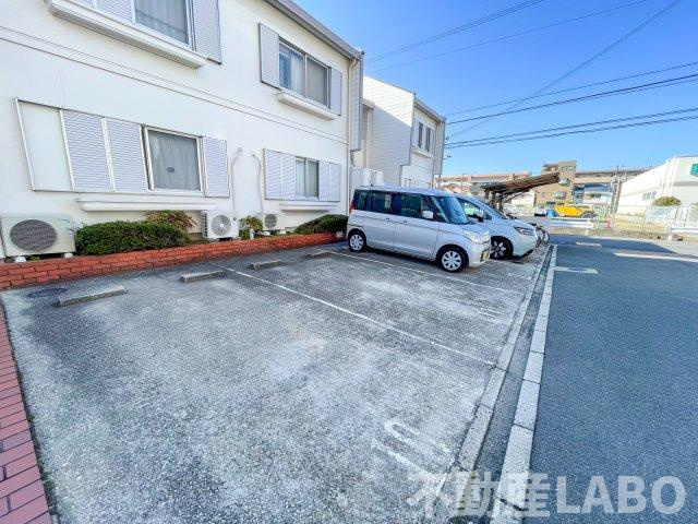 ロータスハイツの駐車場