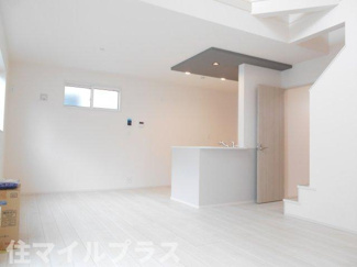 【居間・リビング】 | 郡山市芳賀3丁目新築一戸建て9棟 | ゆったり過ごせる居間です