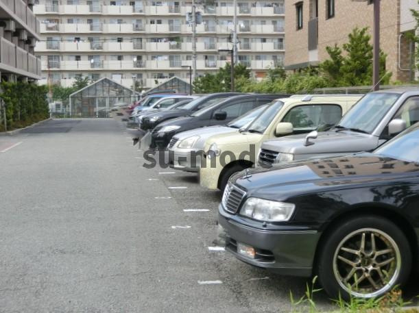 ヴィユーフルーヴⅡの駐車場