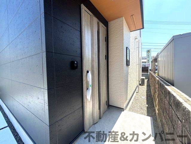 土居田町の新築のおうち　松山市土居田町新築戸建の玄関|ゆったりとした玄関です