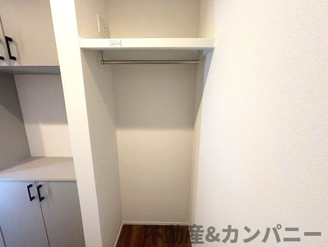土居田町の新築のおうち　松山市土居田町新築戸建の収納|玄関の横には服を収納するスペースがあります