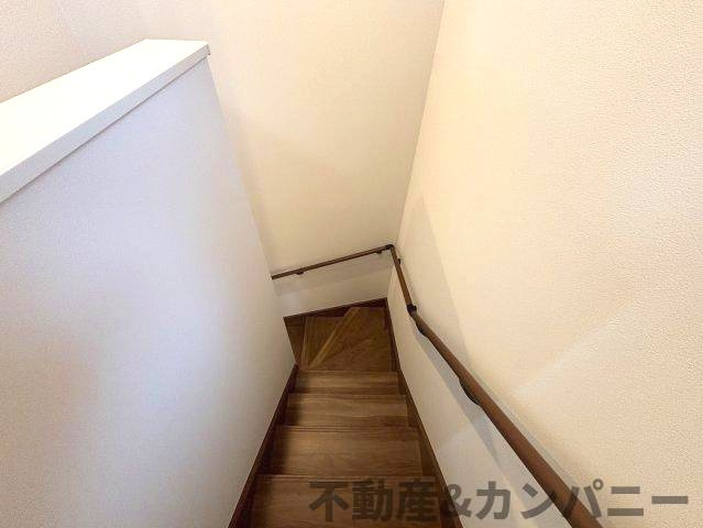 土居田町の新築のおうち　松山市土居田町新築戸建のその他|手すり付き階段です