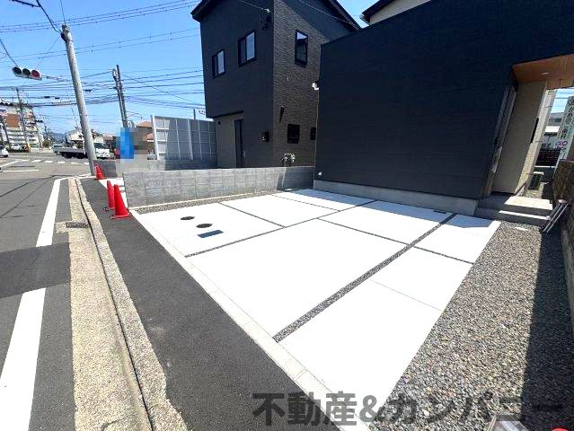 土居田町の新築のおうち　松山市土居田町新築戸建の駐車場|カースペースがあります