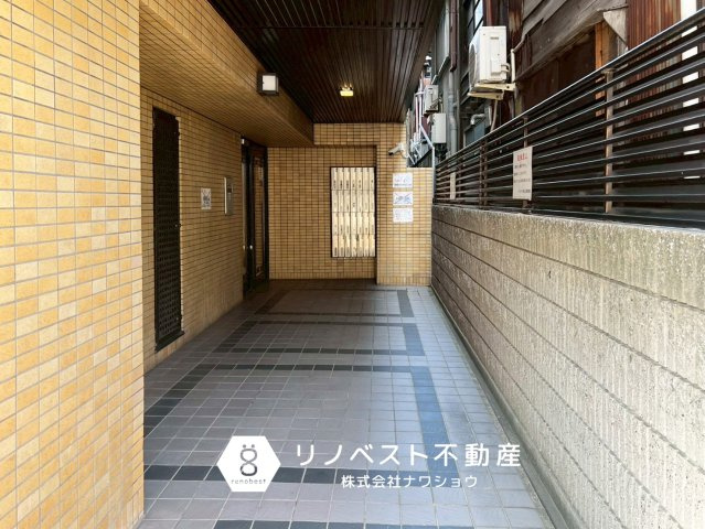 ノバカネイチ勝山公園のその他共用部分|こじんまりとしたマンションエントランス。
郵便BOX完備。