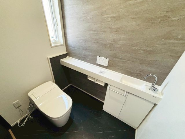 【商談中】新築戸建　揖斐郡池田町八幡第２　全４区画分譲のトイレ|少ない水で効率的に洗浄するトルネード洗浄とお掃除のしやすさを究めたフチなし形状でお手入れ楽々。