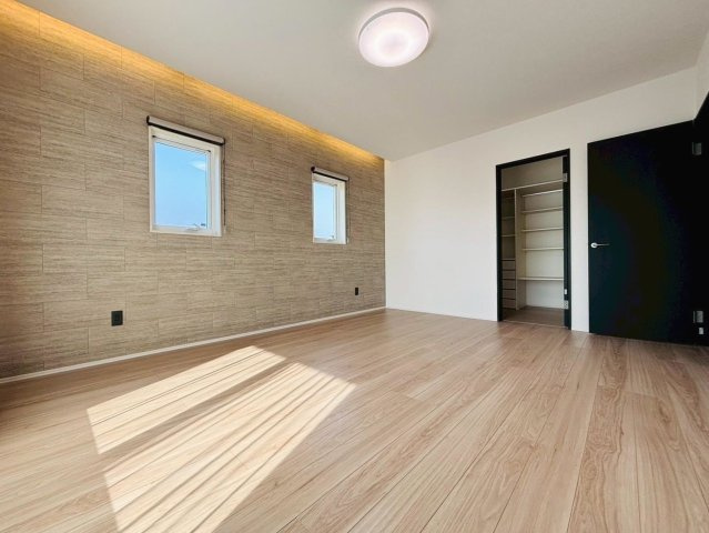 【商談中】新築戸建　揖斐郡池田町八幡第２　全４区画分譲の寝室|奥行のあるウォークインクローゼットは収納方法自由自在。家族の成長に合わせた収納が可能です。