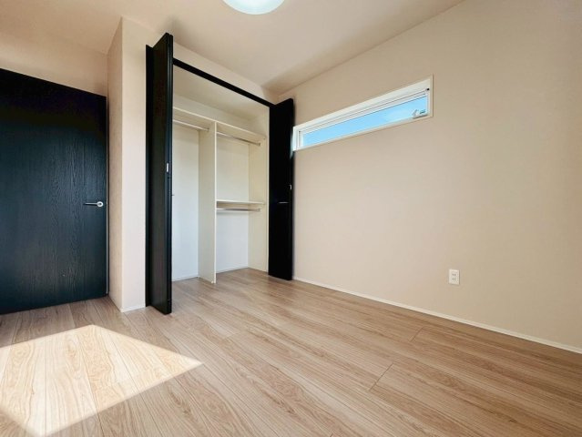 【商談中】新築戸建　揖斐郡池田町八幡第２　全４区画分譲の洋室|奥行のあるウォークインクローゼットは収納方法自由自在。家族の成長に合わせた収納が可能です。