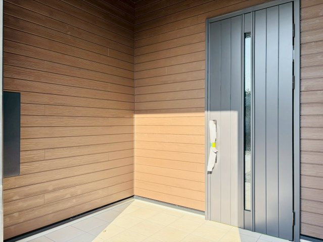 【商談中】新築戸建　揖斐郡池田町八幡第２　全４区画分譲の玄関|玄関ドアの取っ手ハンドル部分にセンサーがついており、カード・シールタイプのキーで開け閉めができます