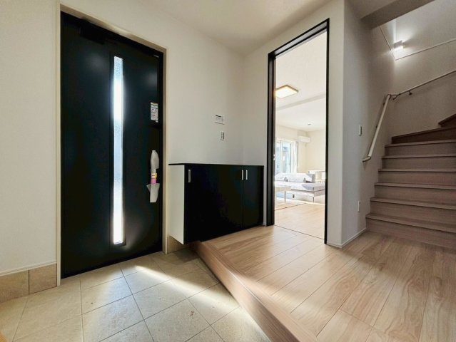 【商談中】新築戸建　揖斐郡池田町八幡第２　全４区画分譲の玄関|大容量のシューズ収納付きで玄関周りもすっきり！玄関ドアからの光が玄関ホールを明るくしてくれます。