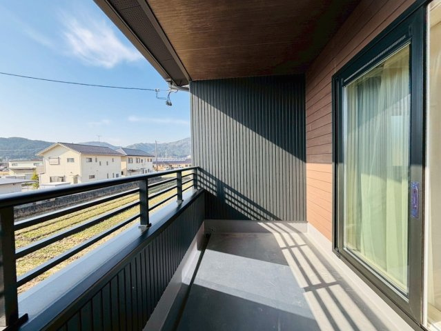 【商談中】新築戸建　揖斐郡池田町八幡第２　全４区画分譲のバルコニー|バルコニーは南向きで洗濯物もよく乾きます！強度と表面積硬度を持つFPRで防水しています。