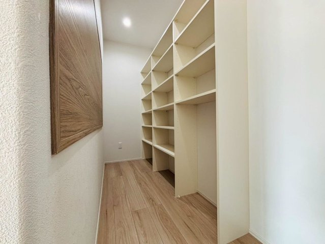 【商談中】新築戸建　揖斐郡池田町八幡第２　全４区画分譲の収納|キッチン奥には収納豊富なパントリーがあります。