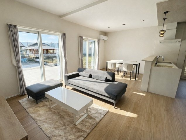 【商談中】新築戸建　揖斐郡池田町八幡第２　全４区画分譲の居間・リビング|大きな窓がリビング全体に光と風を運びます。