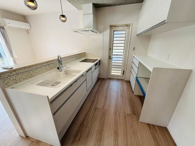 【商談中】新築戸建　揖斐郡池田町八幡第２　全４区画分譲のキッチン|機能的なシステムキッチン。収納力に優れた大容量の引出でキッチン回りがスッキリ片付きます。