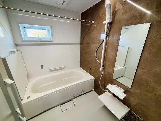 【商談中】新築戸建　揖斐郡池田町八幡第２　全４区画分譲の浴室|浴室仕様。5時間経っても2.5度以内の湯温低下ですから、追い炊き回数が減り光熱費も節約できます。