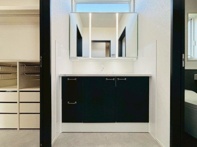 【商談中】新築戸建　揖斐郡池田町八幡第２　全４区画分譲の独立洗面台|影ができにくい「ツインラインLED照明」。