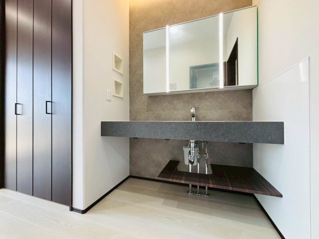 新築戸建　揖斐郡池田町八幡第２　全４区画分譲の独立洗面台|影ができにくい「ツインラインLED照明」。