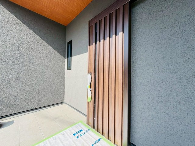 新築戸建　揖斐郡池田町八幡第２　全４区画分譲の玄関|玄関ドアの取っ手ハンドル部分にセンサーがついており、カード・シールタイプのキーで開け閉めができます