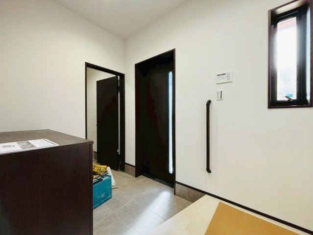 新築戸建　揖斐郡池田町八幡第２　全４区画分譲の玄関|大容量のシューズ収納付きで玄関周りもすっきり！玄関ドアからの光が玄関ホールを明るくしてくれます。