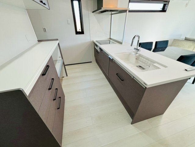 新築戸建　揖斐郡池田町八幡第２　全４区画分譲のキッチン|機能的なシステムキッチン。収納力に優れた大容量の引出でキッチン回りがスッキリ片付きます。