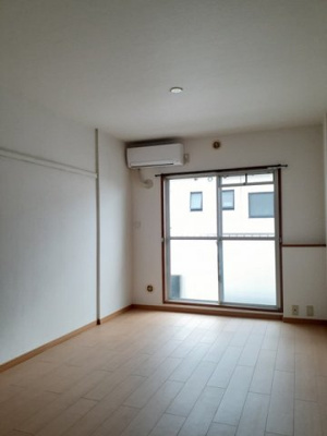 【居間・リビング】 | コーポ塩場 | こちらのリビングで趣味の時間をお楽しみください