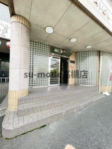 AIビルのエントランス