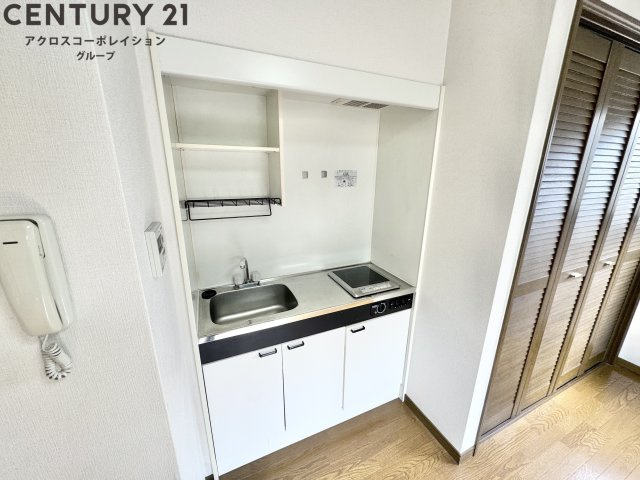 1口IHコンロ付きのシンプルなキッチン