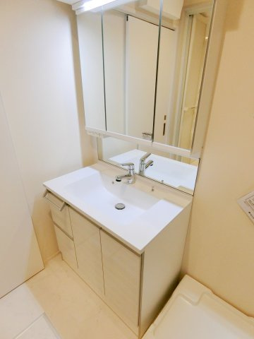 Ａｐｒｉｌｌａ　Ｇｒａｎｄｅの洗面所|★三面鏡裏が収納になっている独立洗面台★