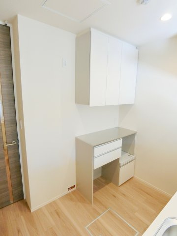 Ａｐｒｉｌｌａ　Ｇｒａｎｄｅの内装|★キッチン後ろに備付け食器棚あり★