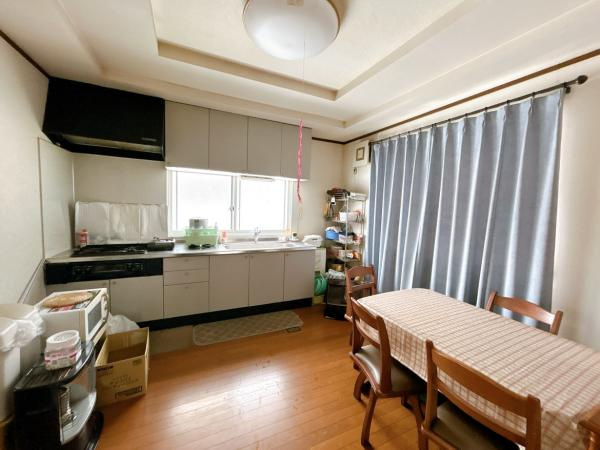 三戸郡三戸町大字梅内字蕨久保の洋室|【リフォーム前】1階6帖洋室にリフォームするお部屋です。壁天井クロス仕上げ、照明新品交換等を行います。