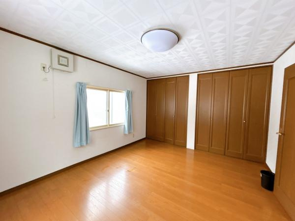 三戸郡三戸町大字梅内字蕨久保の洋室|【リフォーム前】2階10帖洋室の写真です。壁天井クロス仕上げ、照明新品交換等を行います。