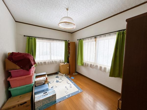 三戸郡三戸町大字梅内字蕨久保の洋室|【リフォーム前】2階6帖洋室の写真です。壁天井クロス仕上げ、照明新品交換等を行います。