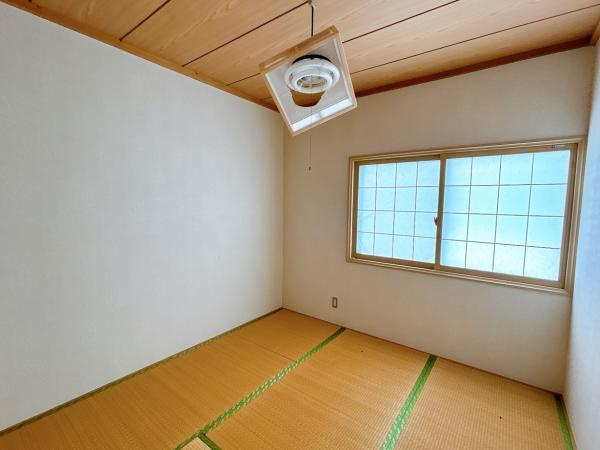 三戸郡三戸町大字梅内字蕨久保の洋室|【リフォーム前】2階約5帖洋室にリフォームします。ローリング張り、壁天井クロス仕上げ、照明新品交換等を行います。