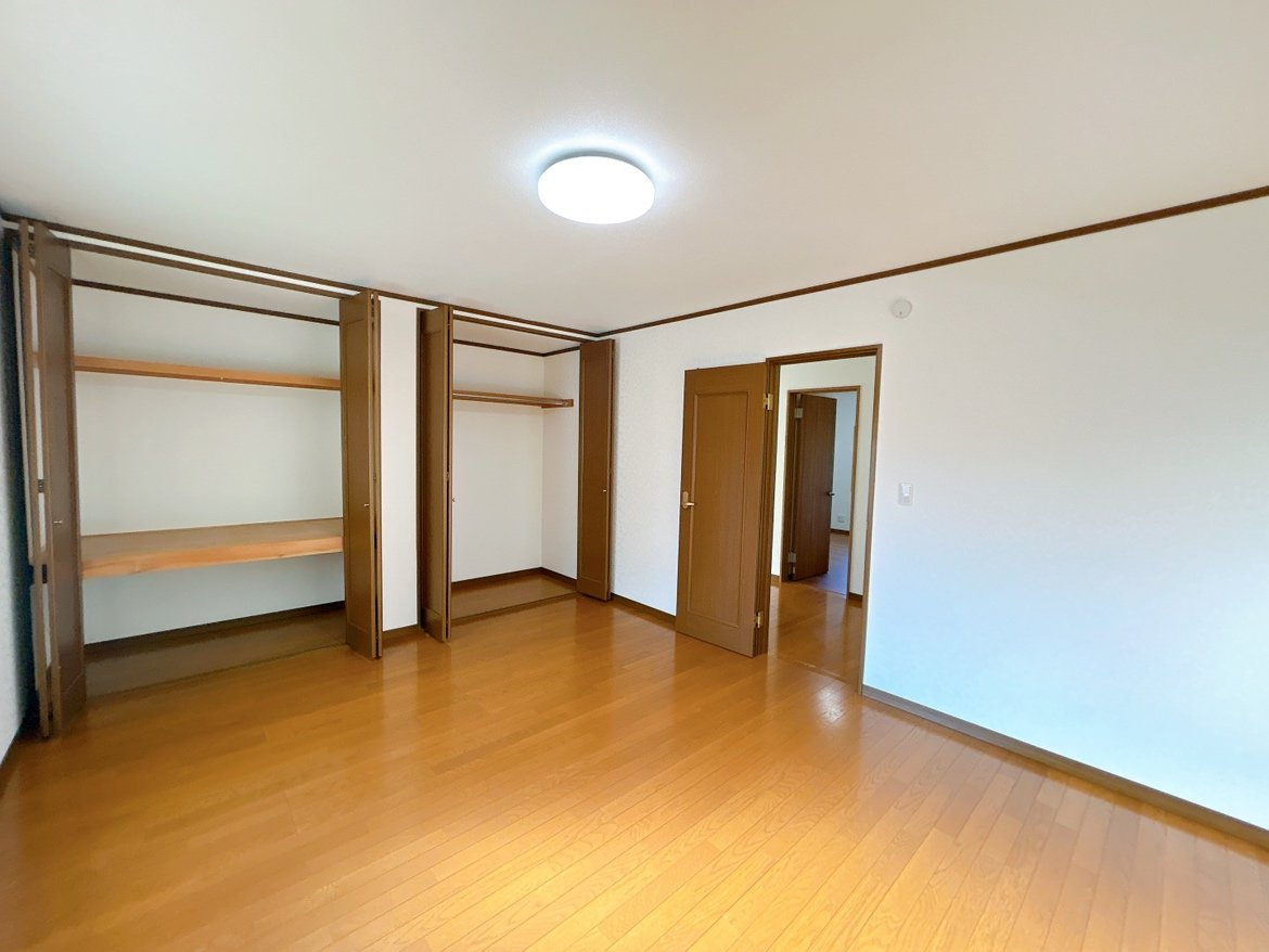 三戸郡三戸町大字梅内字蕨久保の洋室|【リフォーム後】別角度の2階10帖洋室の写真です。