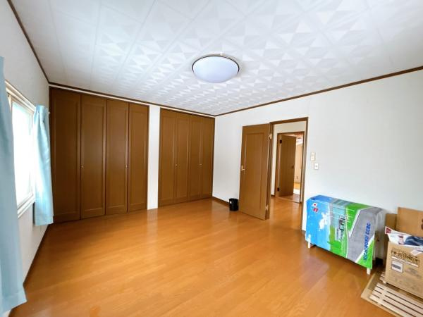 三戸郡三戸町大字梅内字蕨久保の洋室|【リフォーム前】別角度の2階10帖洋室の写真です。