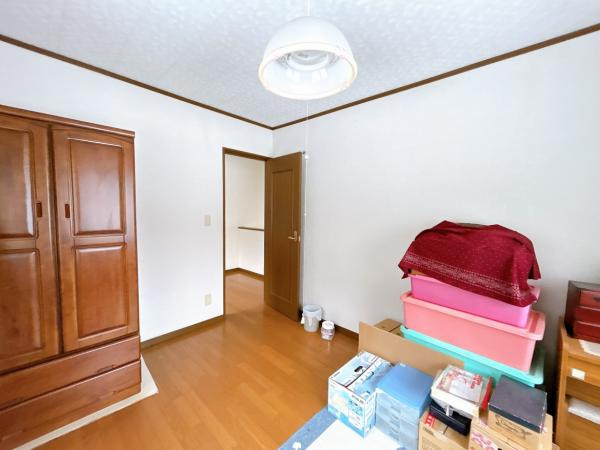 三戸郡三戸町大字梅内字蕨久保の洋室|【リフォーム前】別角度の2階6帖洋室の写真です。