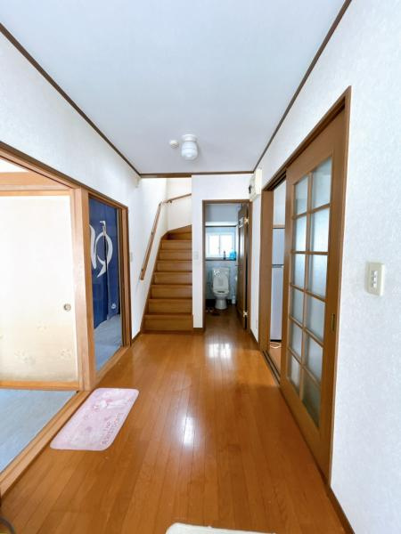 三戸郡三戸町大字梅内字蕨久保の内装|【リフォーム前】玄関ホール・廊下の写真です。照明新品交換、壁天井クロス仕上げ等行います。